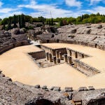 Hispania fue importante en la época del Imperio Romano, y por eso a día de hoy nos encontramos ruinas, restos, monumentos y hasta teatros o anfiteatros romanos en España