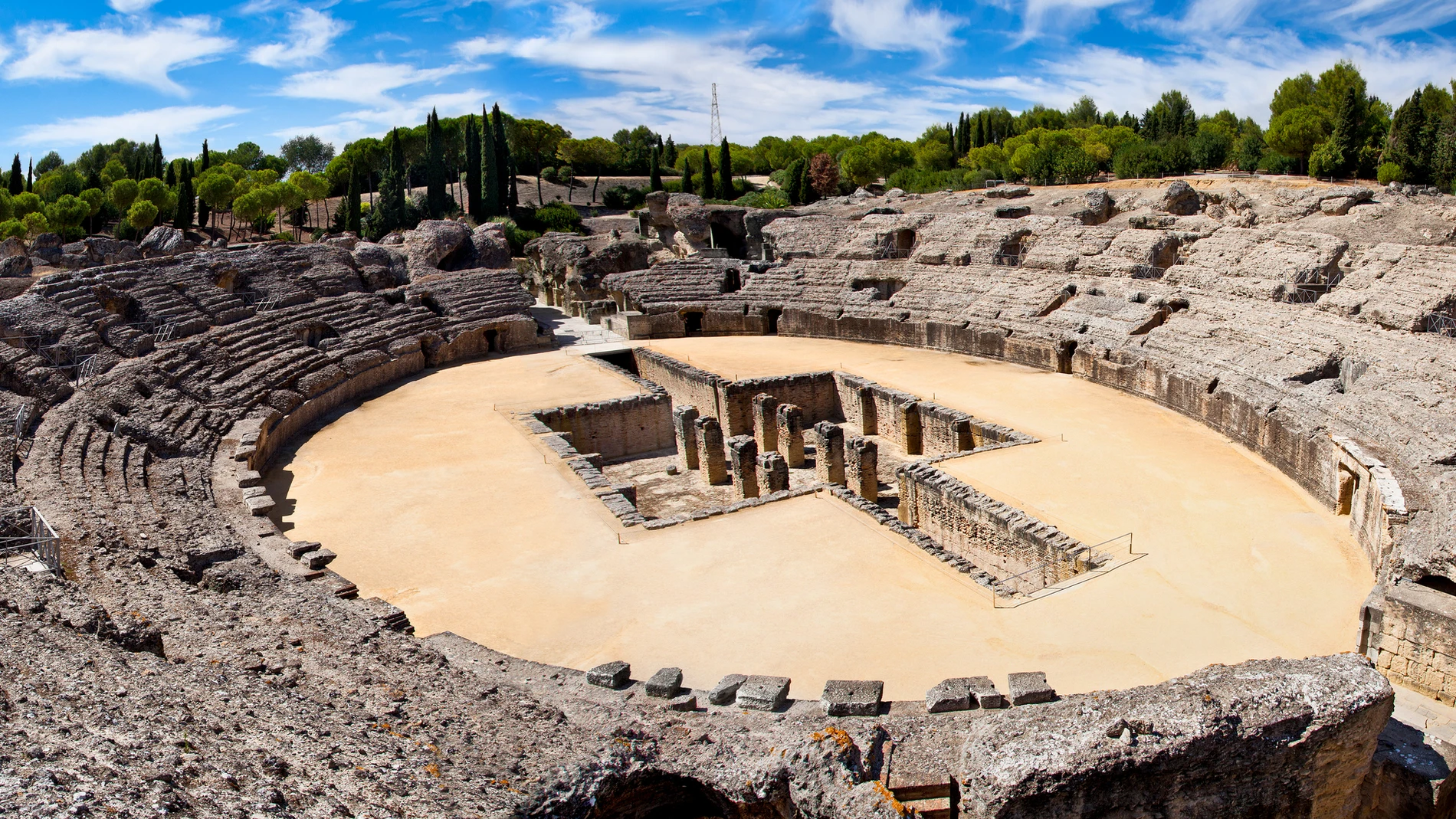 Hispania fue importante en la época del Imperio Romano, y por eso a día de hoy nos encontramos ruinas, restos, monumentos y hasta teatros o anfiteatros romanos en España