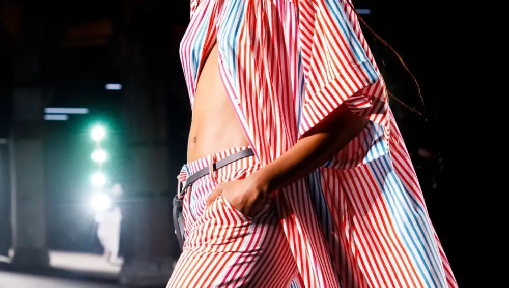 Detalle siluetas oversize en el desfile The Label Edition.
