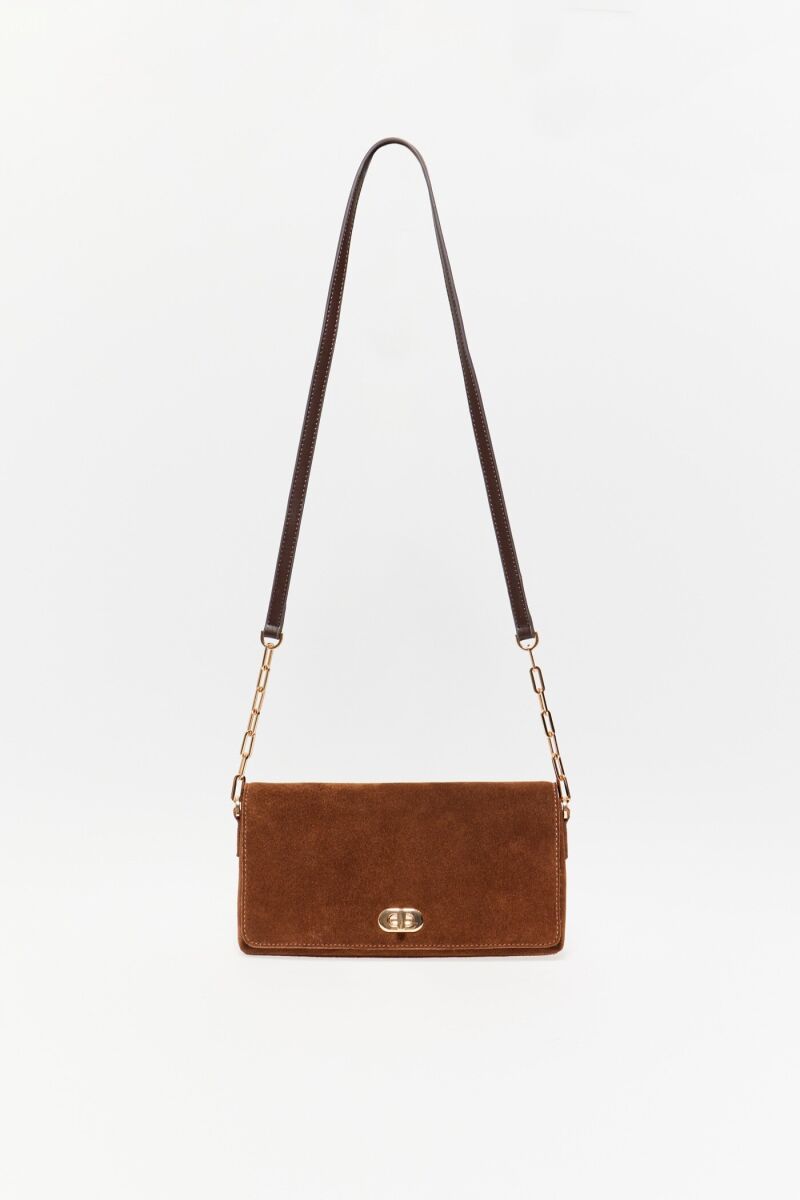 Bolso de ante al estilo bandolera.