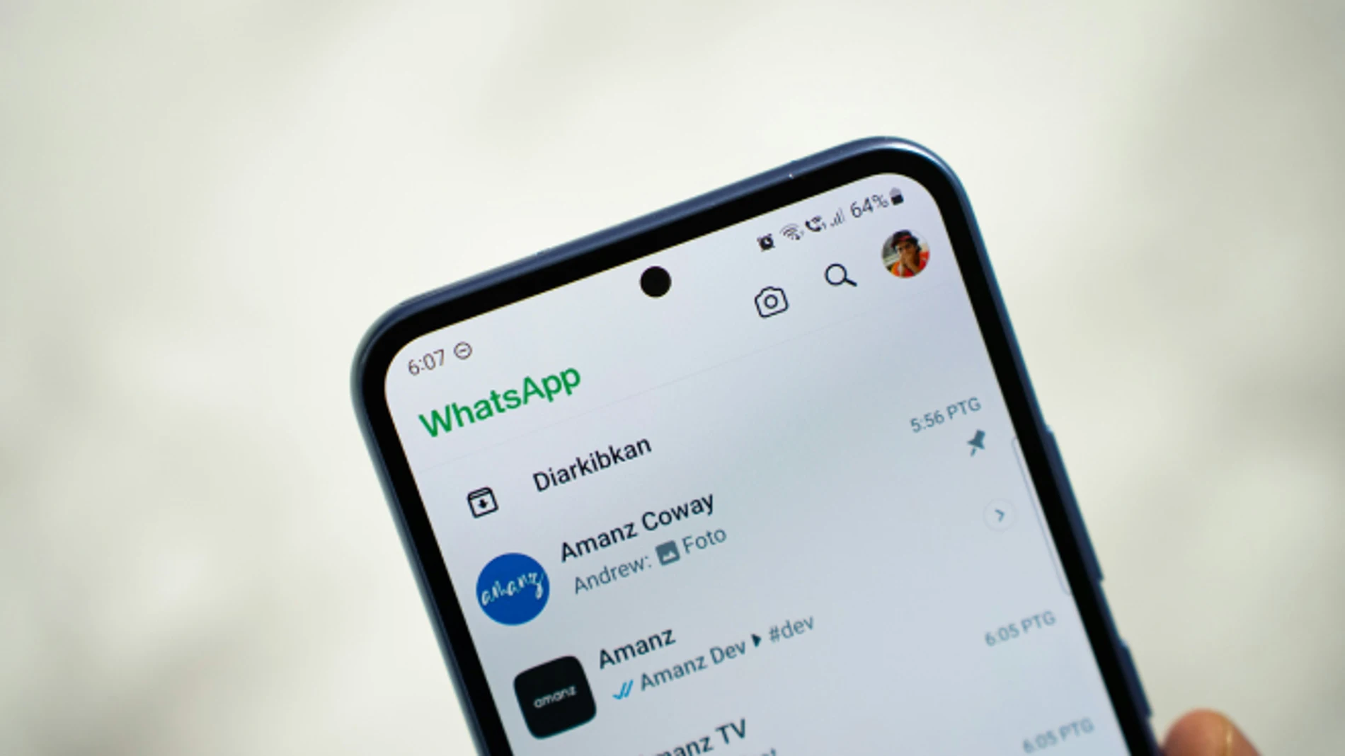 ¿WhatsApp te deja sin batería? 4 trucos para impedirlo, en Android e iOS.