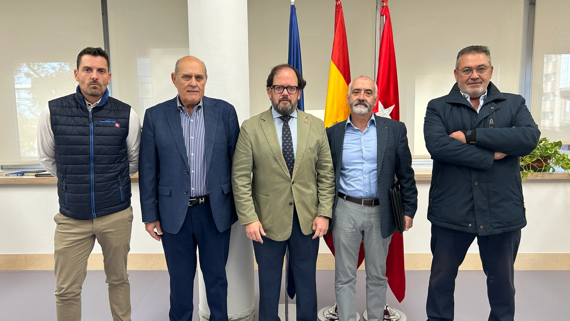 Luis Miguel Torres, junto a representantes del sector del taxi
