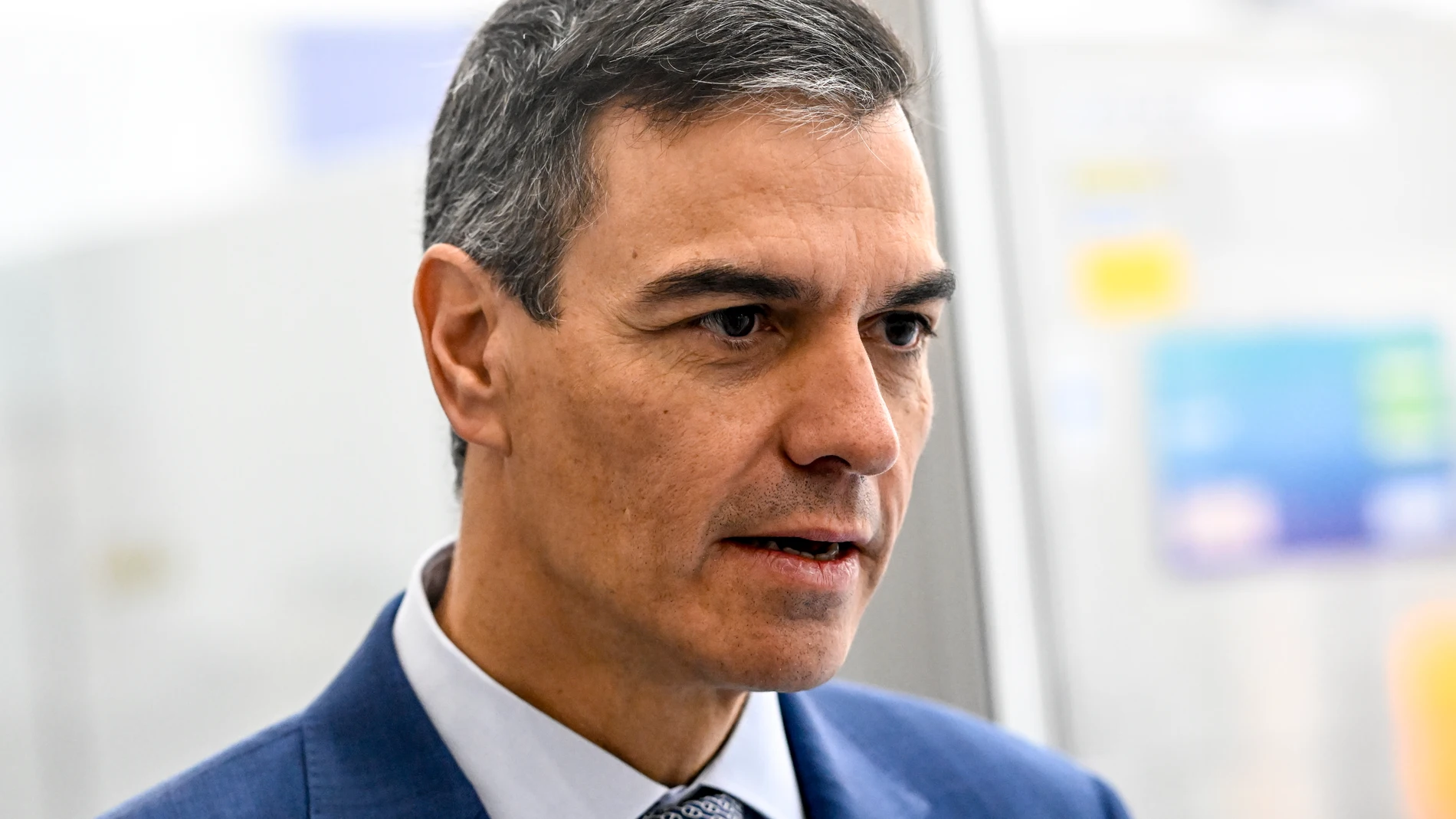 El presidente del Gobierno, Pedro Sánchez, durante su visita a la sede del Centro Interuniversitario de Microelectrónica (IMEC), a 18 de octubre de 2024, en Lovaina (Bélgica). Pedro Sánchez ha viajado a Bruselas con motivo de la cumbre del Consejo Europeo celebrada ayer, 17 de octubre. Durante su visita al centro, el presidente del Gobierno ha anunciado que el Ejecutivo ya ha liberado los primeros 100 millones de euros de inversión para el centro de investigación y desarrollo sobre semiconduc...