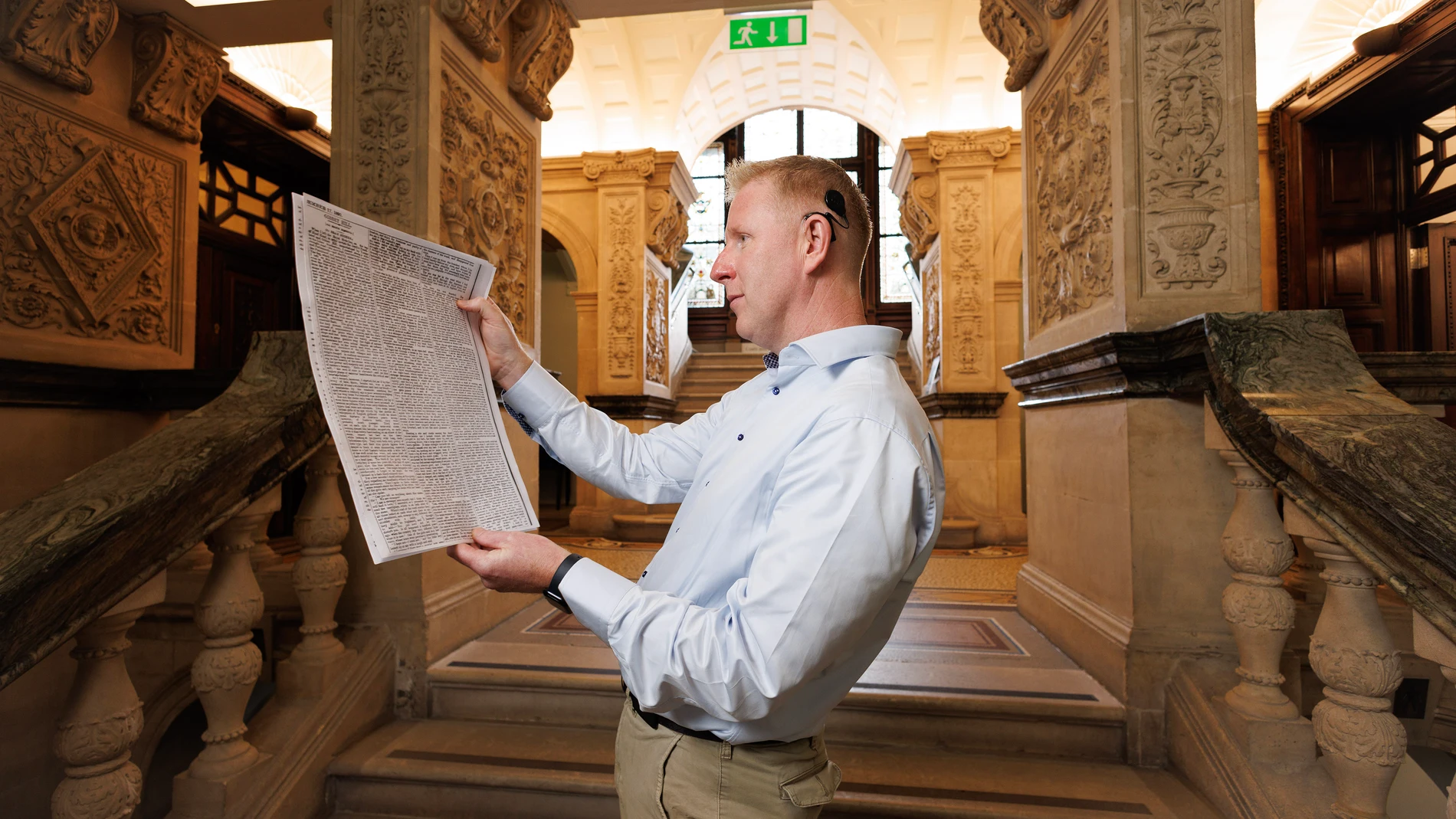 DUBLÍN (IRLANDA), 19/10/2024.- Brian Cleary, un aficionado del escritor irlandés Bram Stoker (1847-1912) ha descubierto un relato del autor de 'Drácula' que ha permanecido "indocumentado" y prácticamente oculto durante más de 130 años. EFE/Biblioteca Nacional de Irlanda/ Marc O'Sullivan / SOLO USO EDITORIAL/SOLO DISPONIBLE PARA ILUSTRAR LA NOTICIA QUE ACOMPAÑA (CRÉDITO OBLIGATORIO)