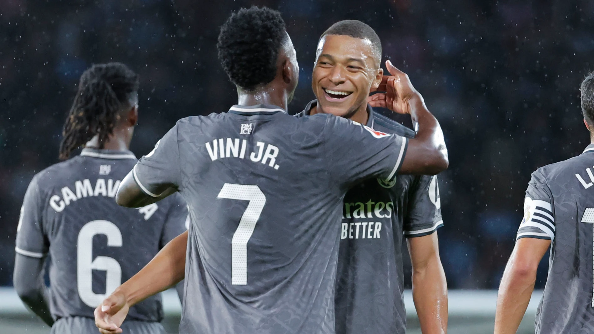 VIGO (PONEVEDRA), 19/10/2024.- El delantero del Real Madrid Kylian Mbappé (d) celebra su gol ante el Celta con Vinícius Jr., durante el partido de la décima jornada de LaLiga EA Sports que Celta de Vigo y Real Madrid disputan este sábado en el estadio de Balaídos. EFE/Lavandeira