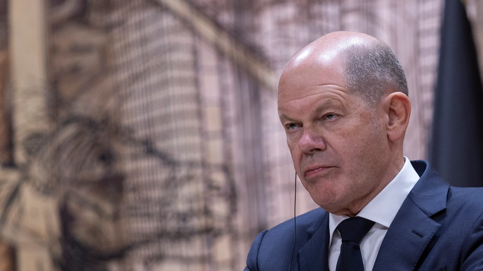 Istanbul (Turkey), 19/10/2024.- German Chancellor Olaf Scholz speaks during a press conference with Turkish President Recep Tayyip Erdogan, in Istanbul, Turkey, 19 October 2024. Scholz is in Turkey for one day official visit. (Alemania, Turquía, Estanbul) EFE/EPA/TOLGA BOZOGLU