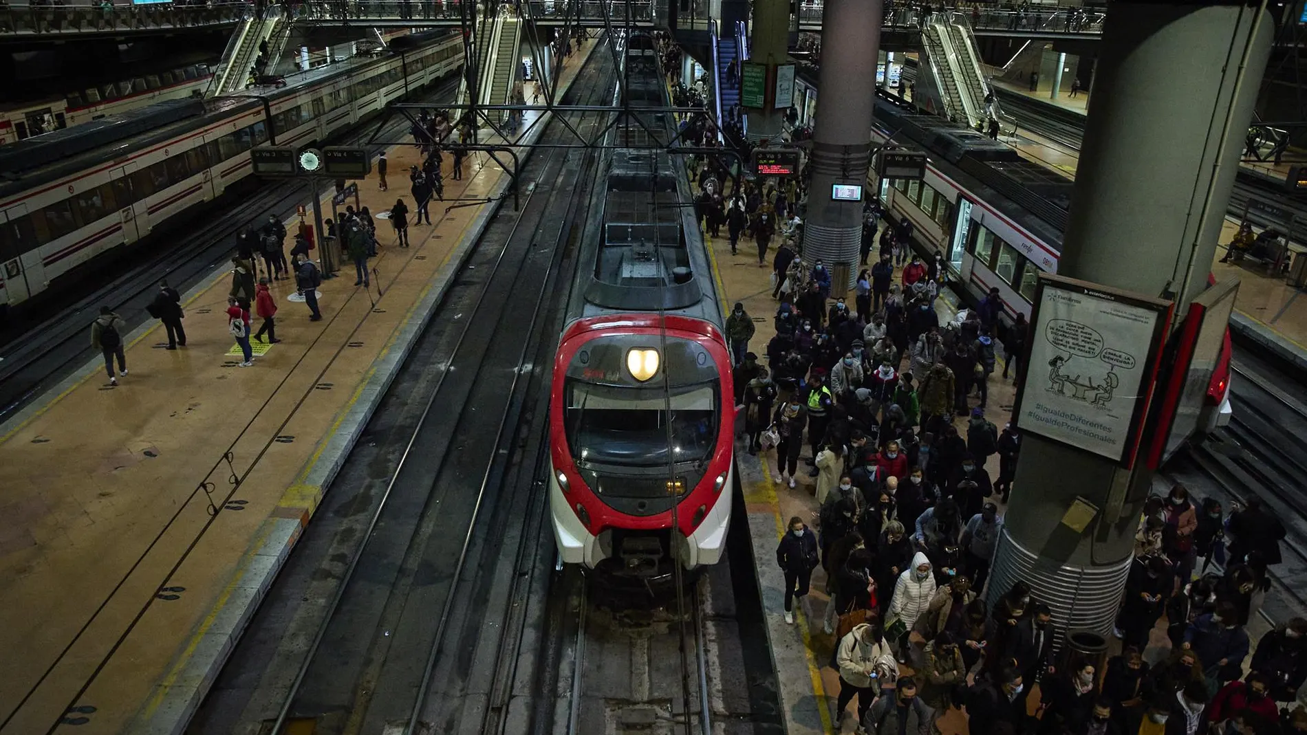 AMP.- Interrumpidos los servicios de AVE y Cercanías en Madrid por una incidencia en la estación de Atocha
