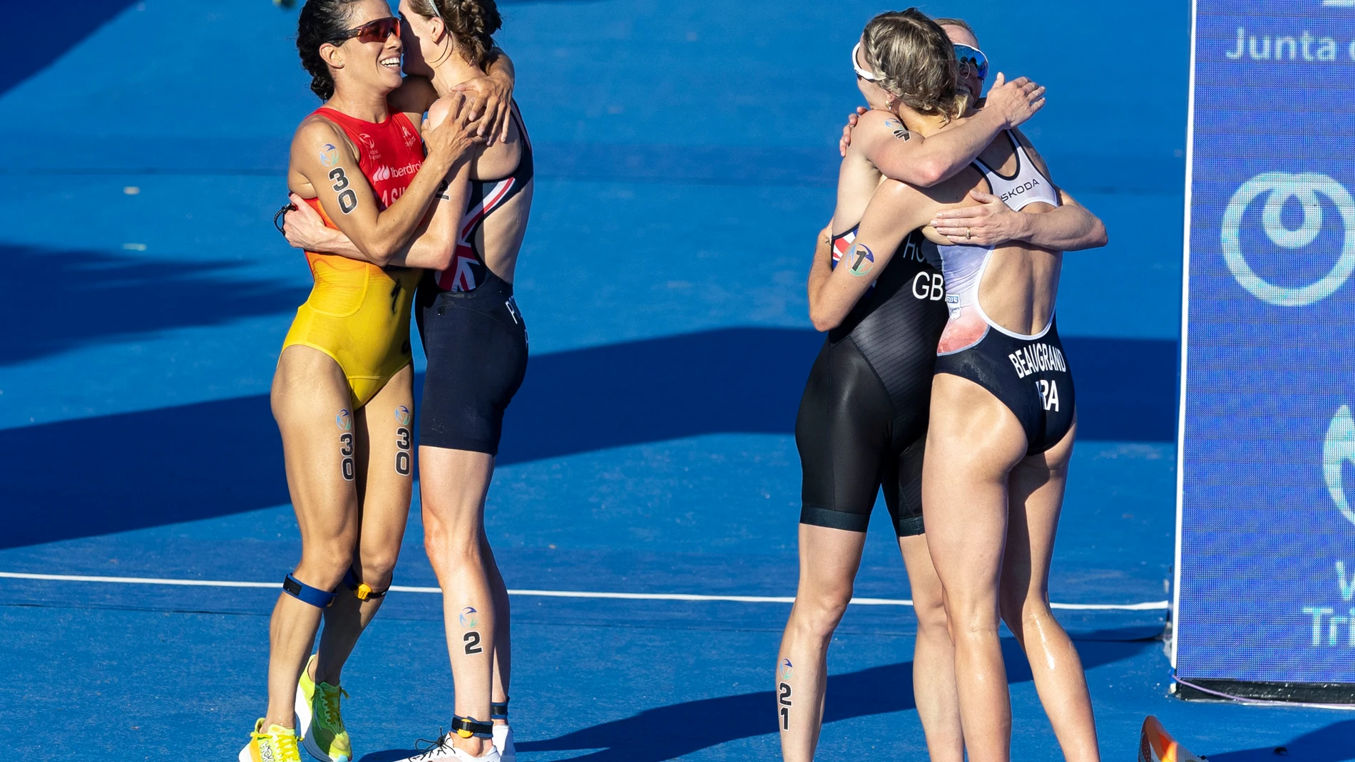 TORREMOLINOS (MÁLAGA), 19/10/2024.- La española Míriam Casillas (i), quinta en las Finales de las Series Mundiales de Triatlón este sábado, en Torremolinos (Málaga). EFE/ Álvaro Cabrera