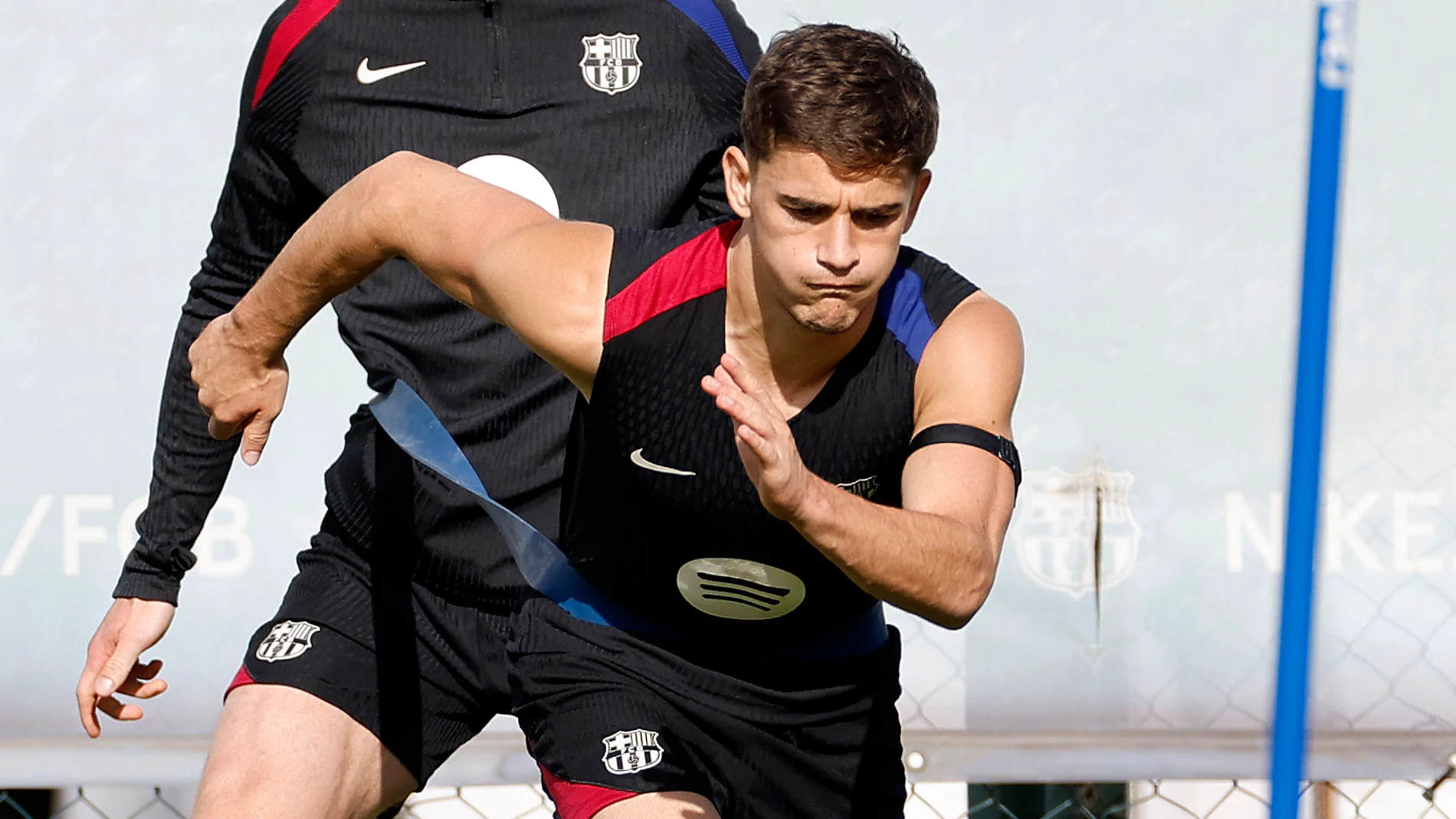 BARCELONA, 19/10/2024.- Los jugadores del FC Barcelona Gavi (delante) y Frenkie de Jong participan en el entrenamiento del equipo en la Ciudad Deportiva Joan Gamper en Sant Joan Despí (Barcelona) este sábado. EFE/ Alberto Estévez