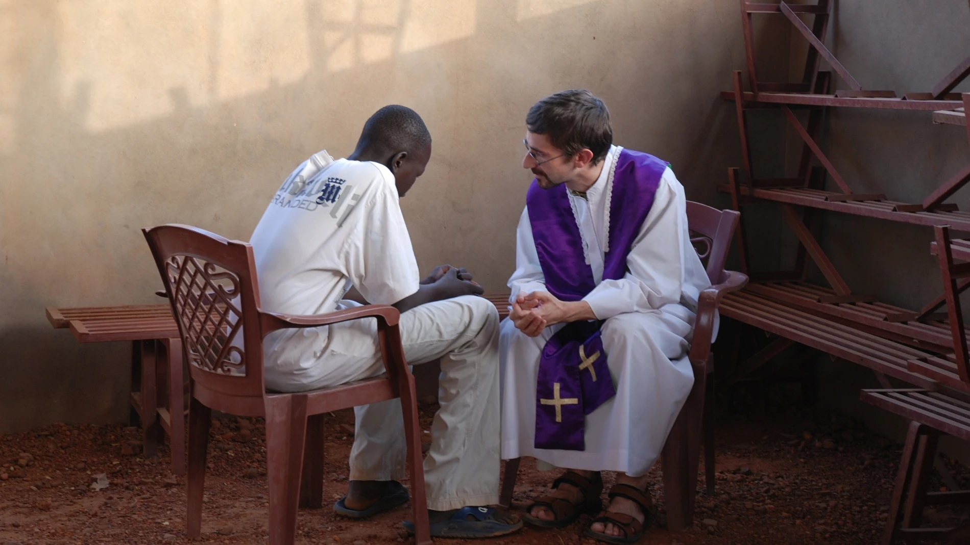 El misionero comboniano español, Jorge Naranjo, durante una confesión en Sudán