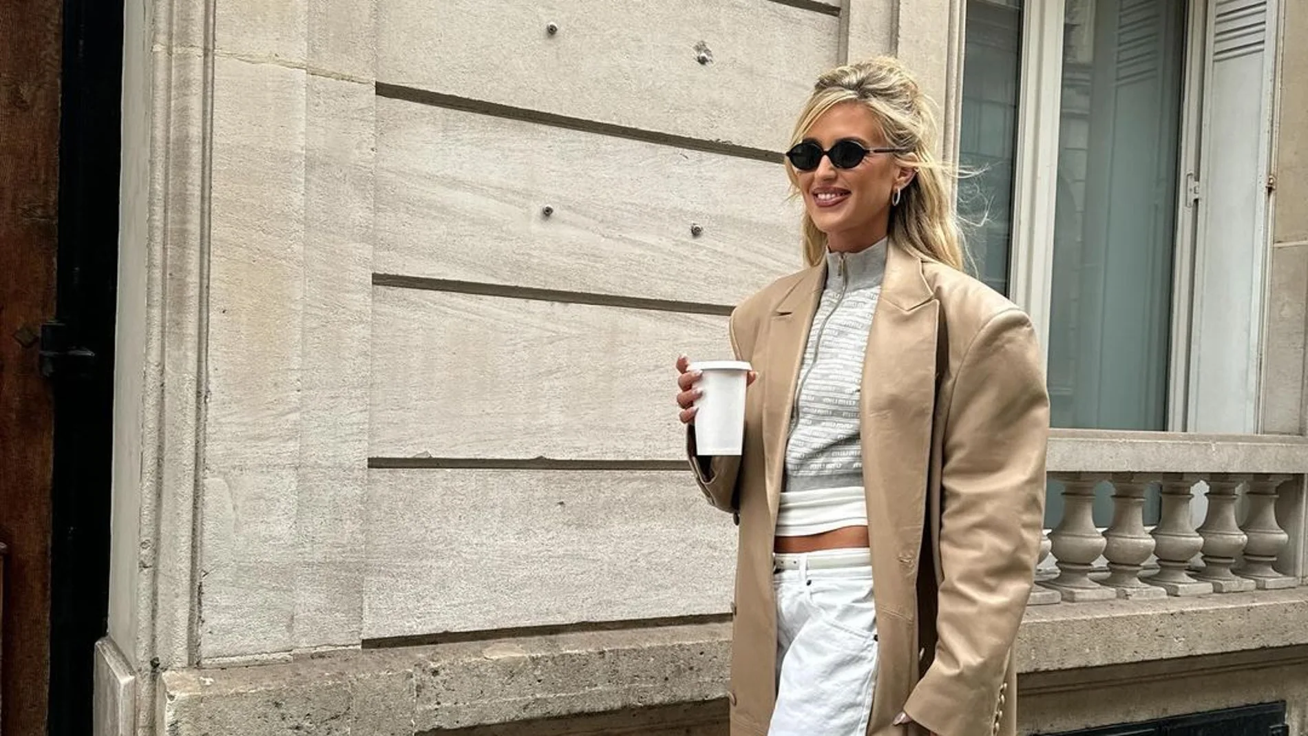 Looks con gabardina de efecto cuero.