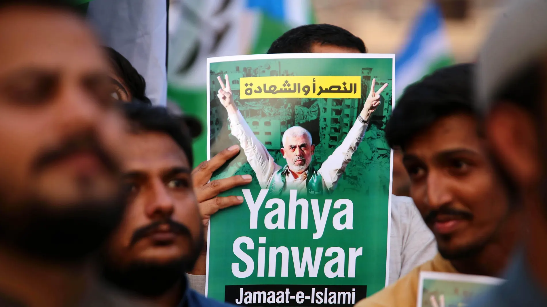 Karachi (Pakistan), 19/10/2024.- A supporter of Islamic political party Jamat-e-Islami holds a portrait of the late Hamas leader Yahya Sinwar as they gather for an absentee funeral prayer, in Karachi, Pakistan, 19 October 2024. The Israeli Army, Tsahal, on 17 October 2024 confirmed that Hamas leader Yahya Sinwar was 'eliminated' on 16 October 'after a year-long pursuit'. (Protestas) EFE/EPA/REHAN KHAN