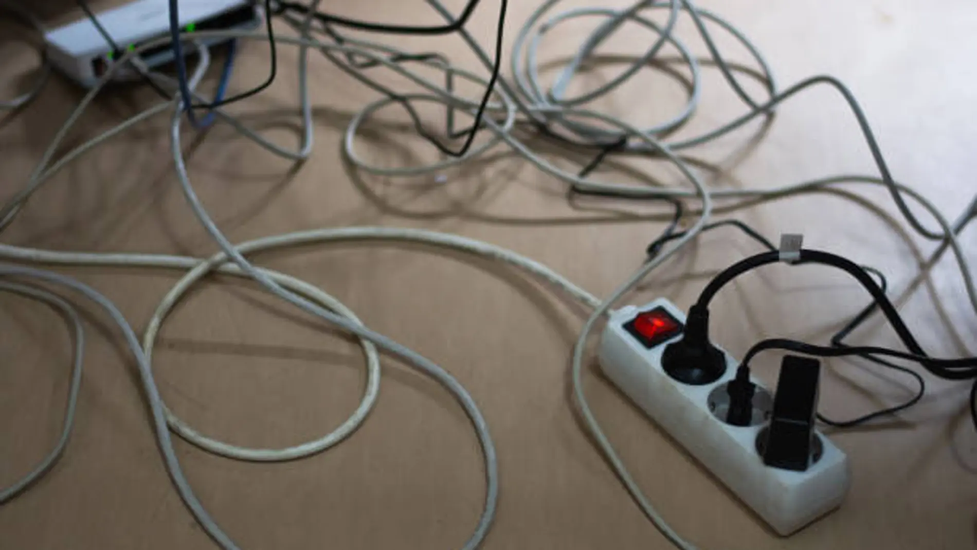 Una regleta con muchos cables enchufados