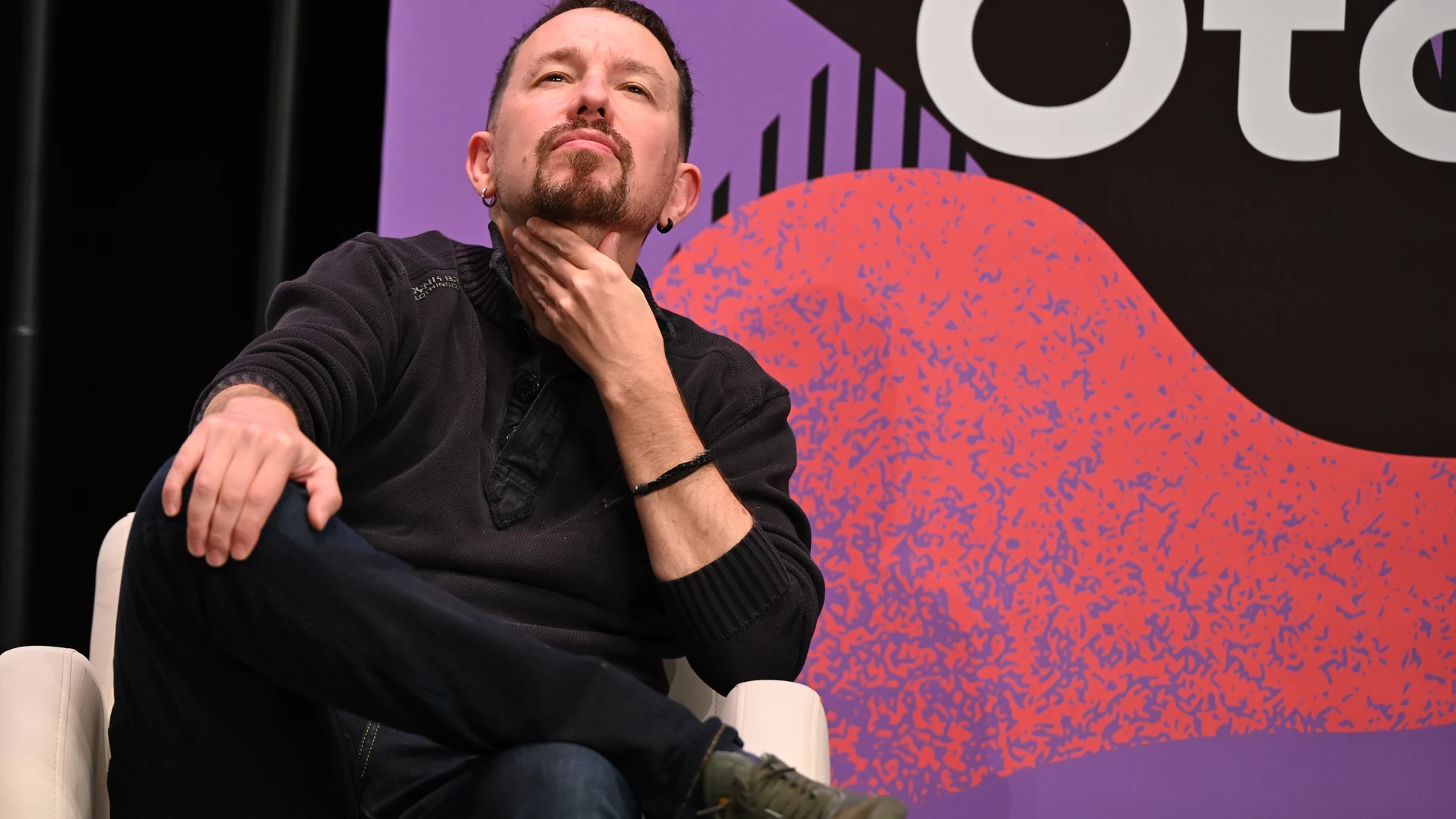MADRID, 20/10/2024.- El exdirigente de Podemos Pablo Iglesias, durante la Mesa redonda: "¿Es el fin de la democracia liberal?", en el encuentro denominado 'Uni de otoño' organizado por Podemos, este domingo en el Teatro Fernando de Rojas. EFE/Ferando Villar