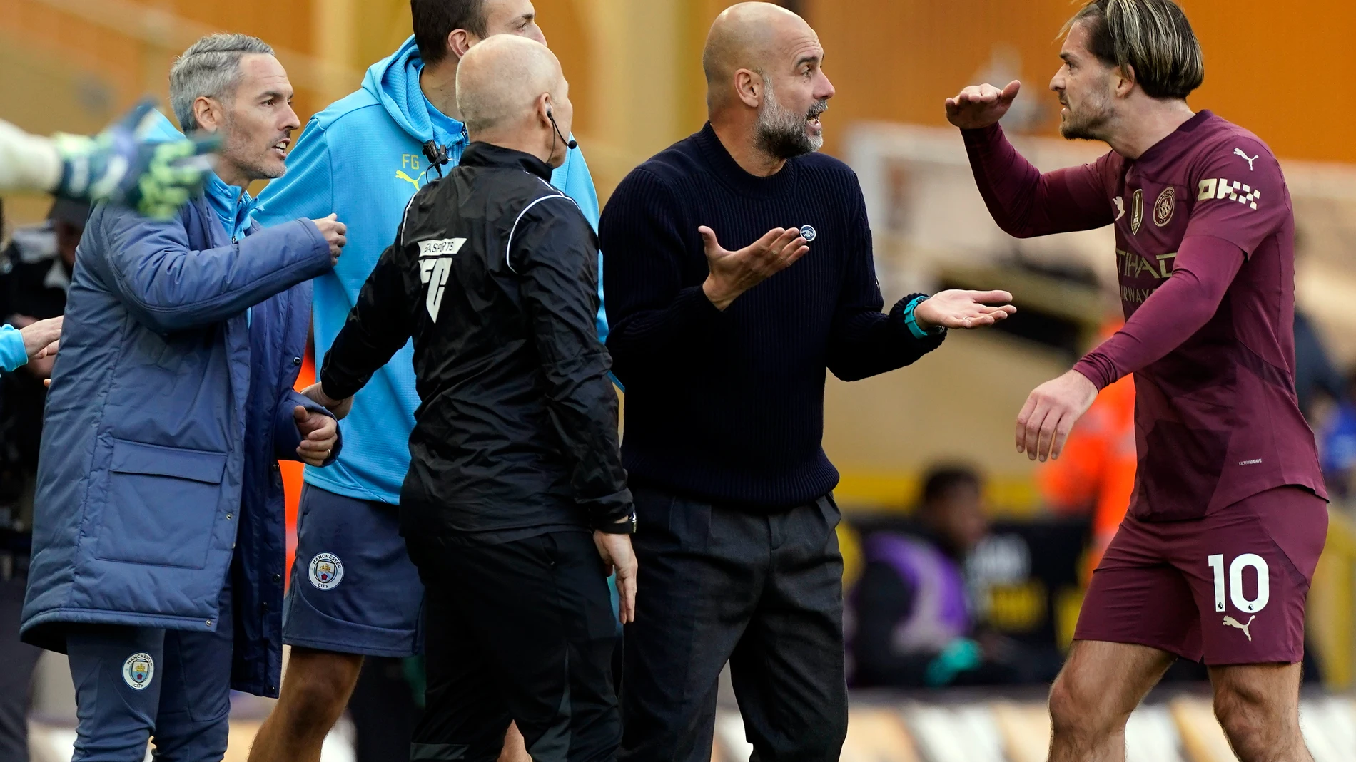 Wolverhampton (United Kingdom), 20/10/2024.- Jack Grealish of Manchester City's and Manager, Pep Guardiola appeal for the goal after match winner during the English Premier League match between Wolverhampton and Manchester City, in Wolverhampton, Britain, 20 October 2024. (Reino Unido) EFE/EPA/TIM KEETON EDITORIAL USE ONLY. No use with unauthorized audio, video, data, fixture lists, club/league logos, 'live' services or NFTs. Online in-match use limited to 120 images, no video emulation. No u...