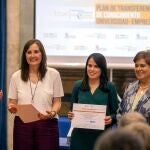 Entrega de uno de los premios en una anterior edición a investigadores de la UCAV, con la presencia de Rocío Lucas y la rectora Sáez Yuguero