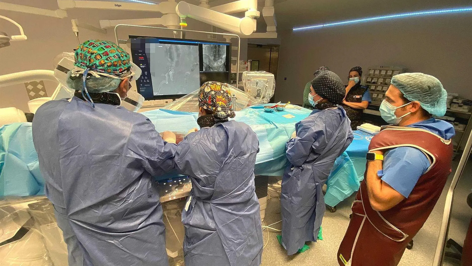 Intervención a un paciente en un hospital