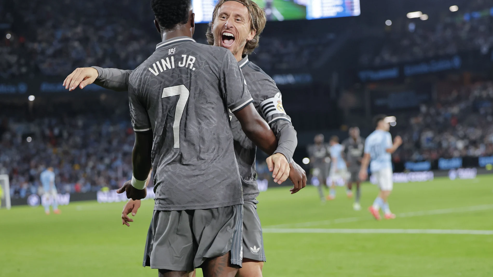 Modric y Vinicius celebran el gol de la victoria del Madrid ante el Celta