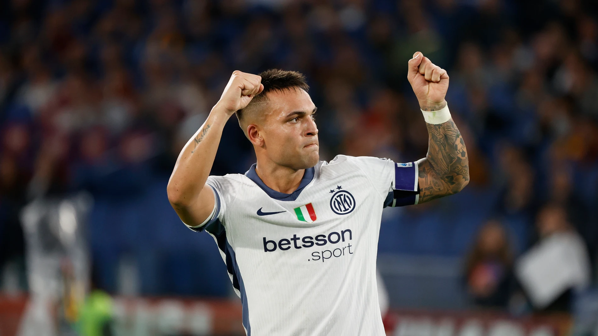 20 October 2024, Italy, Rome: Inter's Lautaro Martinez celebrates scoring his side's first goal during the Italian Serie A soccer match between AS Roma and Inter Milan at the Olimpico Stadium. Photo: Ciro De Luca/ZUMA Press Wire/dpa 20/10/2024 ONLY FOR USE IN SPAIN