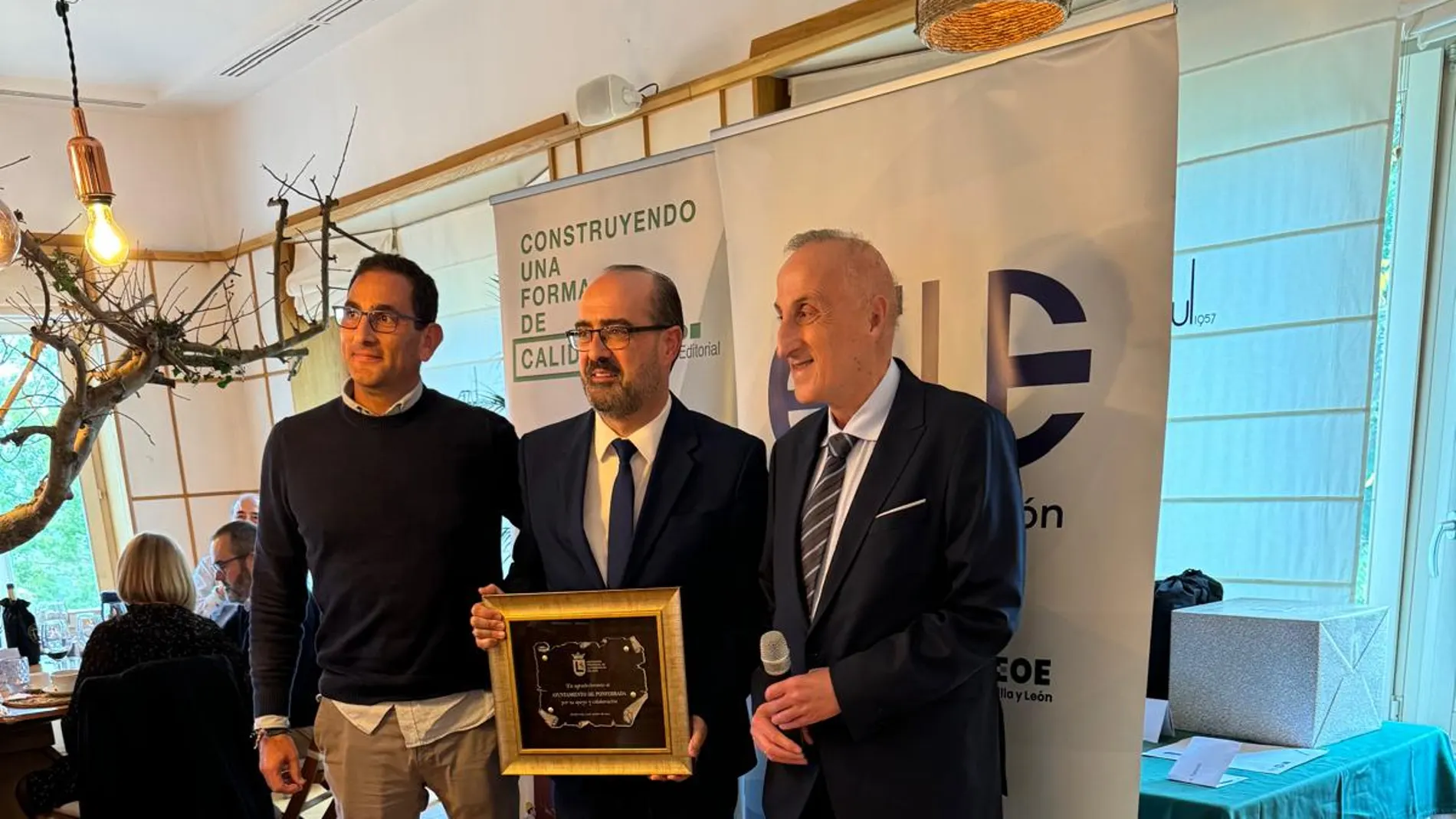 Marco Morala recogiendo el reconocimiento