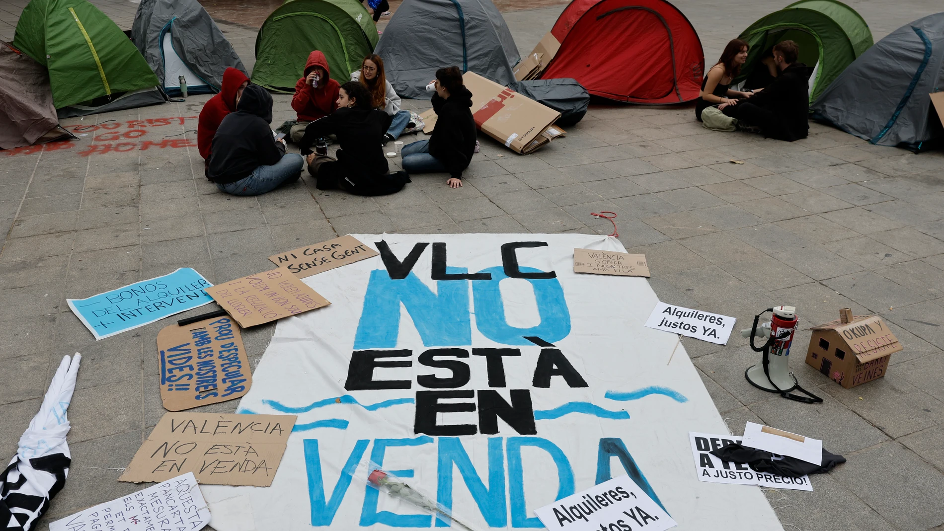 VALENCIA, 20/10/2024.- Vista este domingo de las tiendas de campaña que varios manifestantes plantaron ayer en la plaza de Ayuntamiento en Valencia para reclamar el derecho a la vivienda y contra la turistificación de la ciudad bajo el lema 'València s'ofega' (València se ahoga), que rememora la riada que inundó la ciudad el 14 de octubre de 1957. EFE/ Kai Försterling