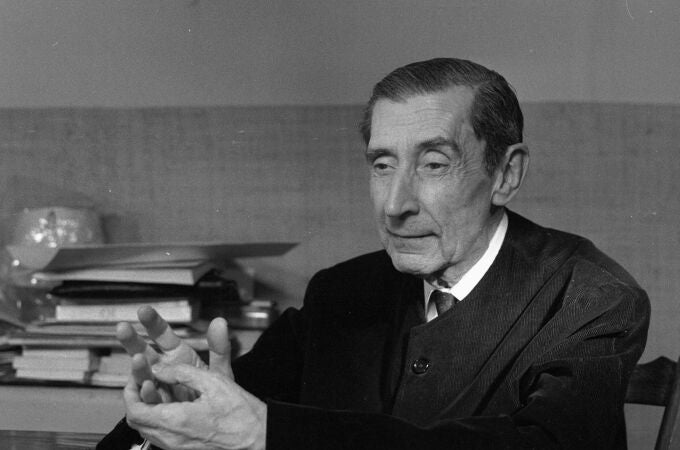 The writer José Bergamin sat at his home to his office, during the preparation of the fiction "Reportage on a skeleton or masks and bergamasques" realized for the television by Michel Mitrani. 
