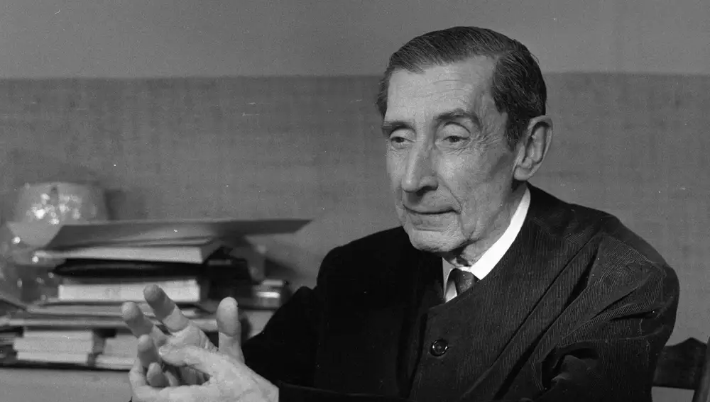 The writer José Bergamin sat at his home to his office, during the preparation of the fiction "Reportage on a skeleton or masks and bergamasques" realized for the television by Michel Mitrani.