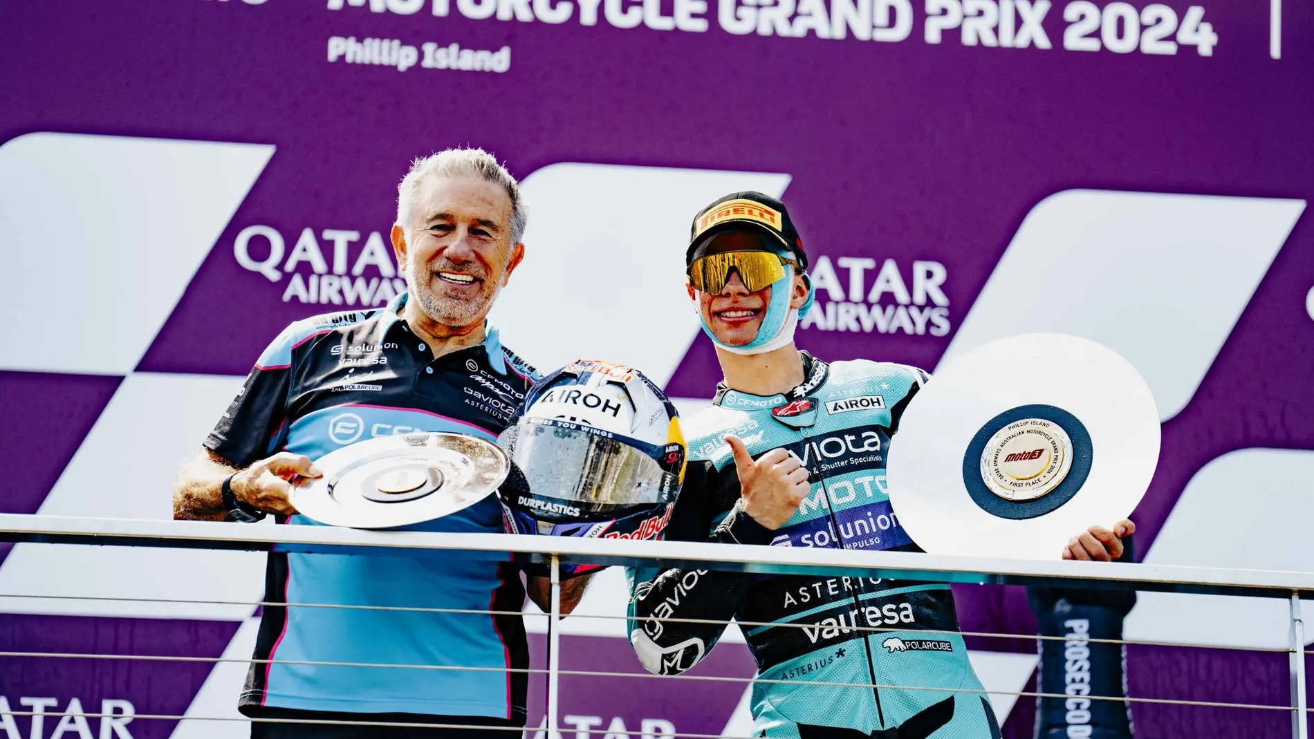 David Alonso, junto a Jorge Martínez Aspar, en el podio de Phillip Island