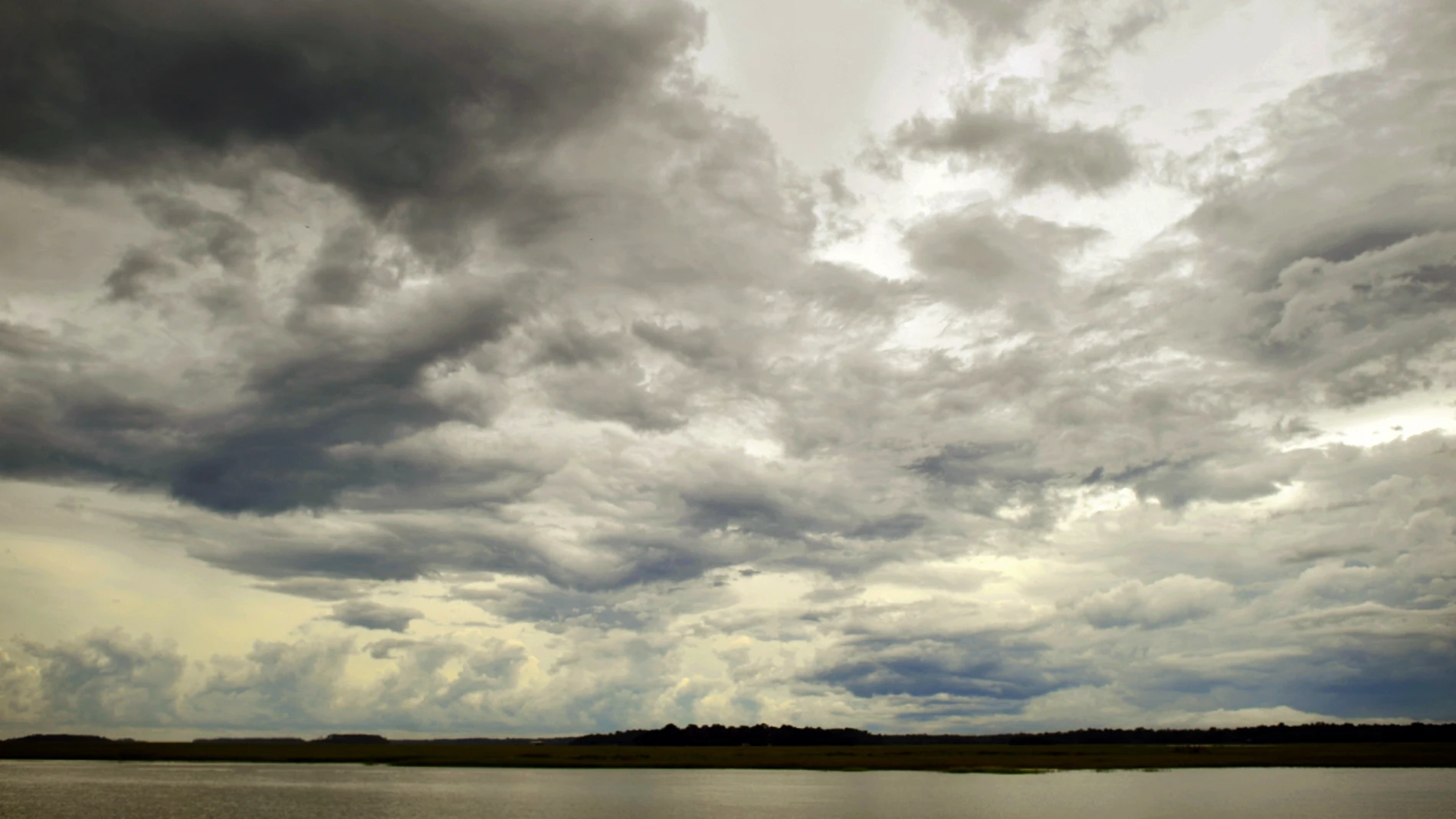 (Foto de ARCHIVO) Aug. 23, 2012 - Sapelo Island, Ga, USA - Clouds move in as the afternoon ferry leaves the Geechee-Gullah community on Sapelo Island. Property owners are facing higher taxes, and fees from the county tax collector threatening an already fragile community of Hog Hammock. Europa Press/Contacto/Stephen Morton 23/08/2012 ONLY FOR USE IN SPAIN