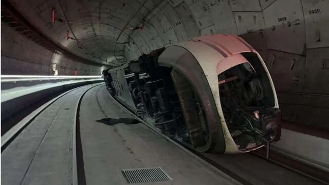 Imagen del tren que descarriló en el túnel de Atocha y Chamartín sin causar heridos