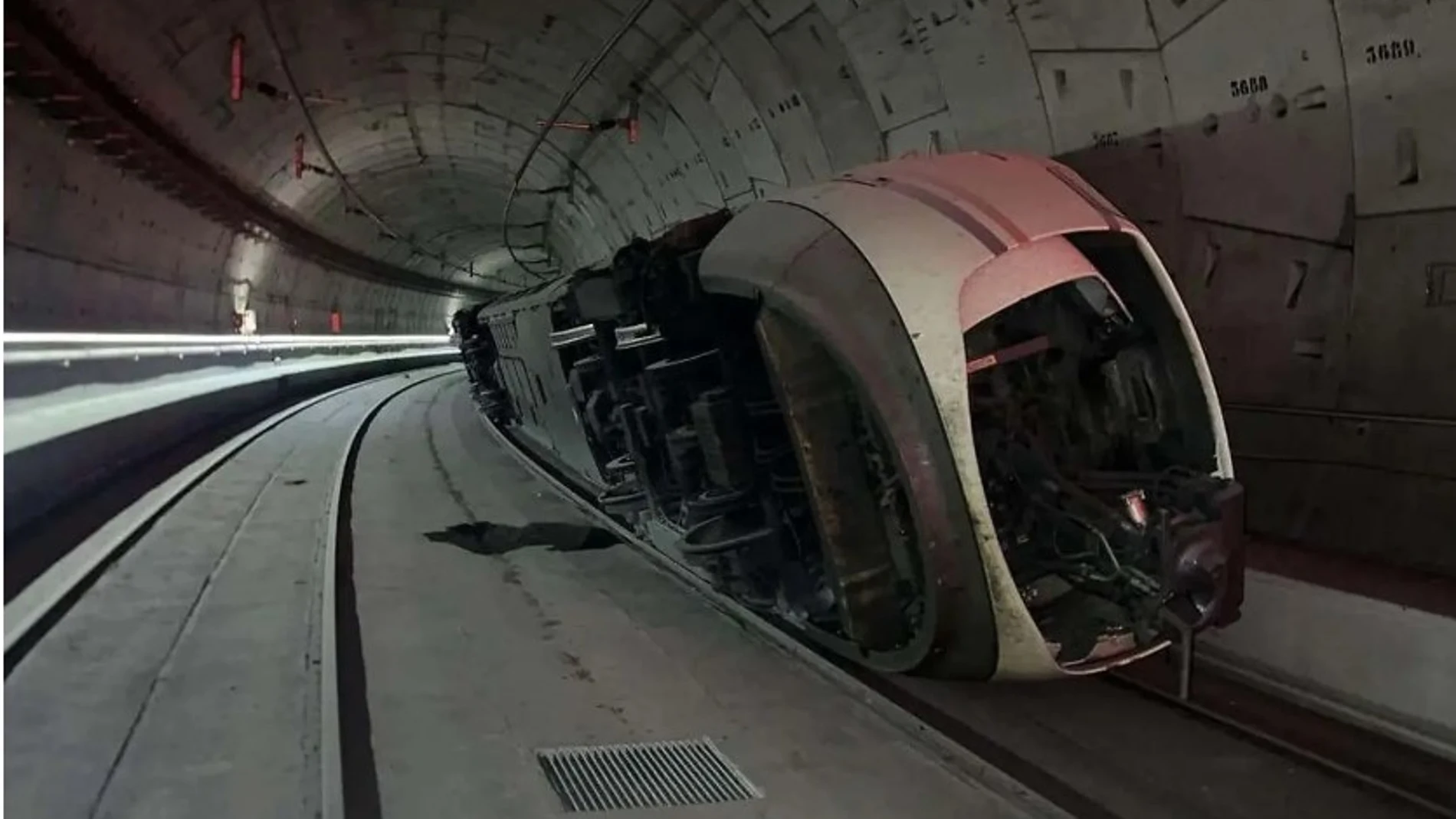 Imagen del tren que descarriló en el túnel de Atocha y Chamartín sin causar heridos