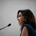 Ayuso inaugura una exposición del fotoperiodista Álvaro Ybarra 