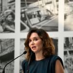 Ayuso inaugura una exposición del fotoperiodista Álvaro Ybarra 