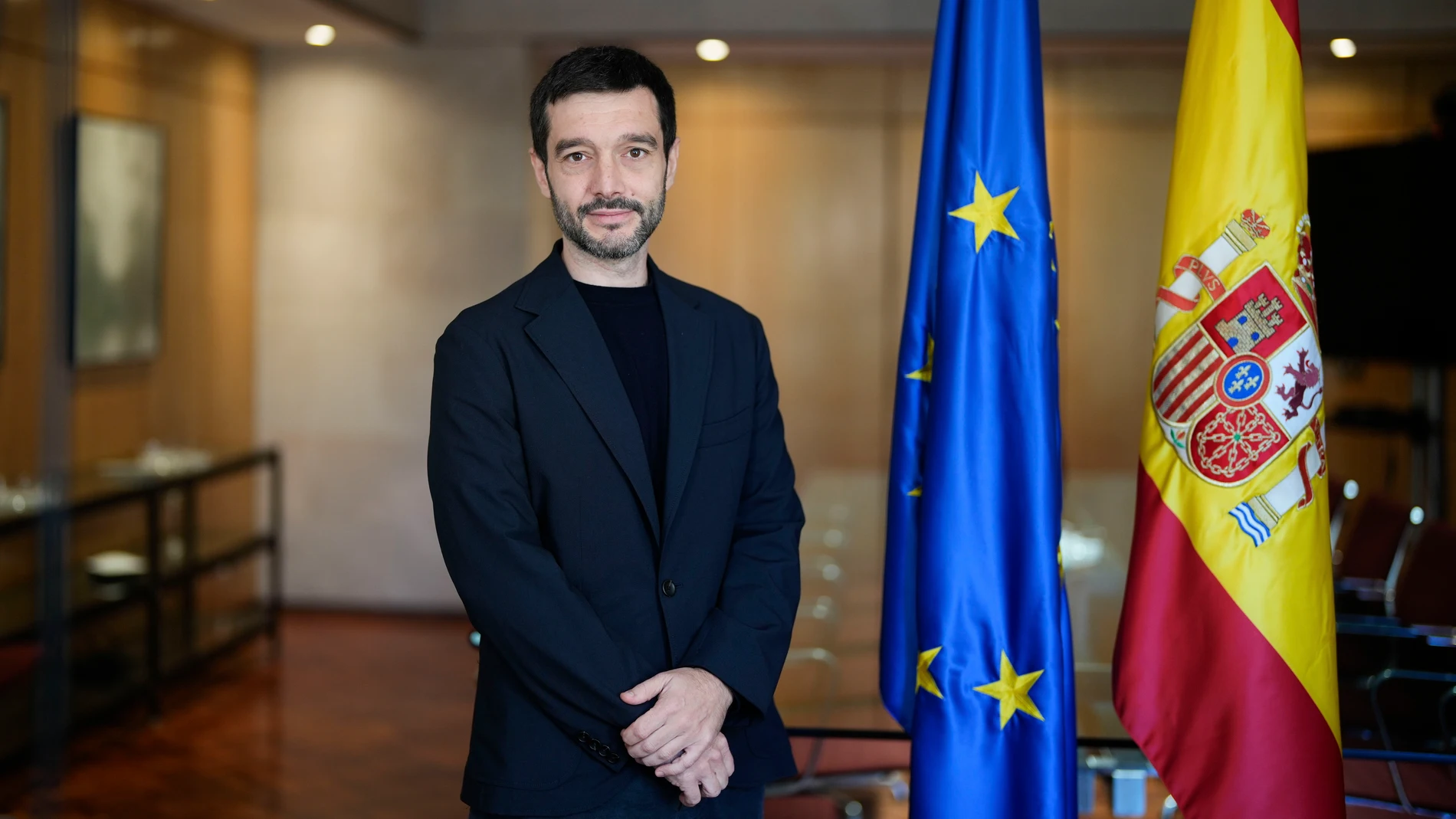 MADRID (ESPAÑA), 21/10/2024.- El ministro de Derechos Sociales, Consumo y Agenda 2030, Pablo Bustinduy hace declaraciones a la Agencia Efe este lunes en la sede del Ministerio sobre la investigación a varias inmobiliarias por cobrar comisiones a inquilinos por alquilar. EFE/ Borja Sanchez-Trillo