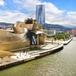Vistas panorámicas del museo Guggenheim en Bilbao