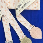 Las medallas "falleras" del Maratón y Medio Maratón de Valencia 