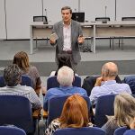 El conseller de Sanidad, Marciano Gómez, hoy durante su reunión con el personal de Atención primaria