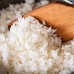 Aprendimos a hacer arroz esponjoso con este truco y ya no queremos nada más