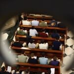 Varias personas durante la celebración de una misa
