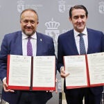 Suárez-Quiñones y Gerardo Álvarez Courel tras la firma del acuerdo