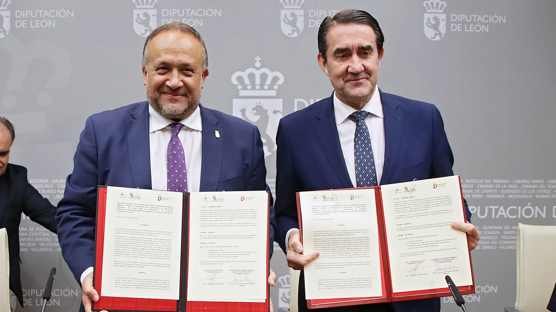 Suárez-Quiñones y Gerardo Álvarez Courel tras la firma del acuerdo