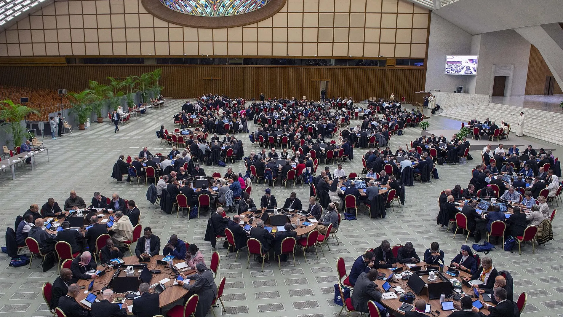El responsable del Sínodo hace un llamamiento a no vivir "de las rentas" e idear "un nuevo comienzo" en la Iglesia