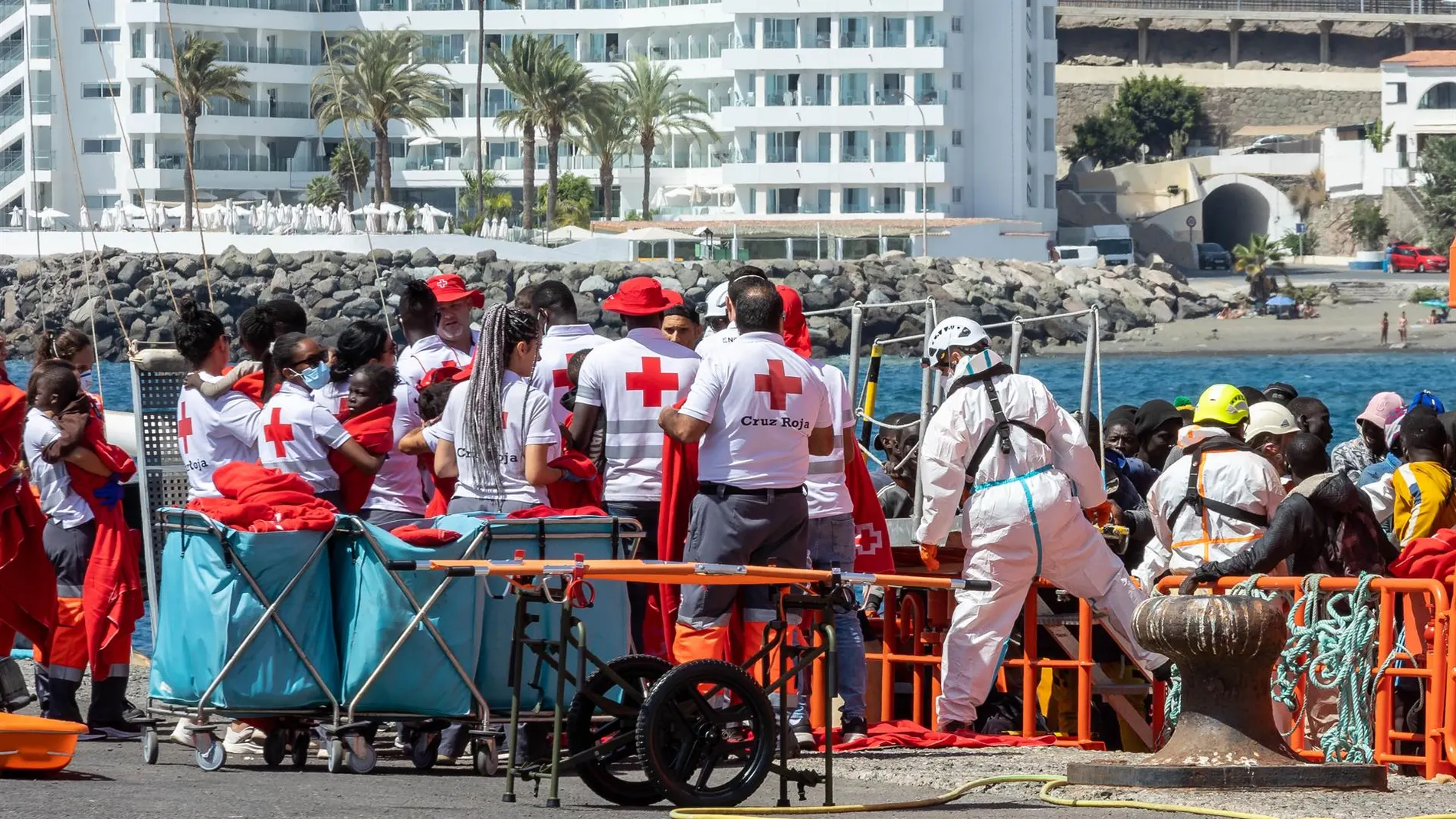 Llegan 231 migrantes en un cayuco que arriba por sus propios medios al muelle de Arguineguín, en Gran Canaria