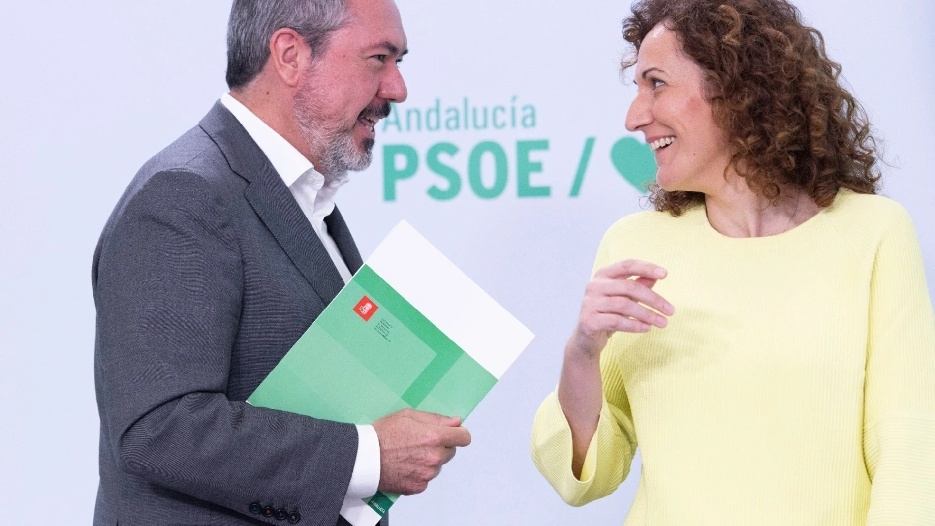 El secretario general del PSOE andaluz, Juan Espadas, y la secretaria generalde CCOO-A, Nuria López. REMITIDA / HANDOUT por PSOE ANDALUCÍA Fotografía remitida a medios de comunicación exclusivamente para ilustrar la noticia a la que hace referencia la imagen, y citando la procedencia de la imagen en la firma 21/10/2024