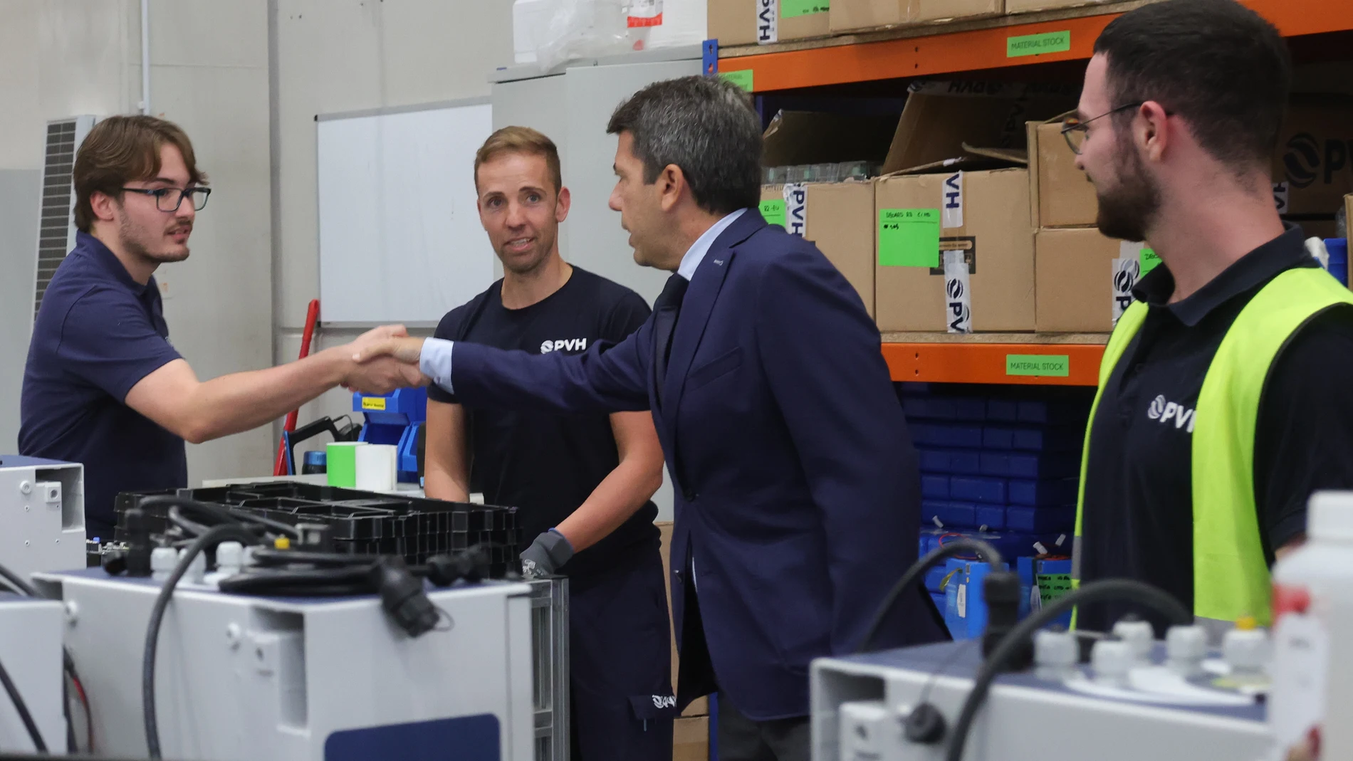El presidente ha visitado hoy la nueva fábrica de seguidores solares de PV Hardware (PVH), en Cheste.