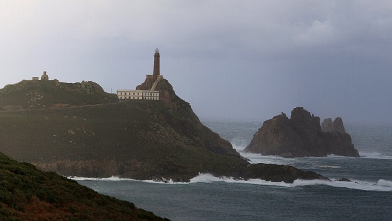 Guardianes entre la niebla: naufragios legendarios y héroes de los faros de Galicia