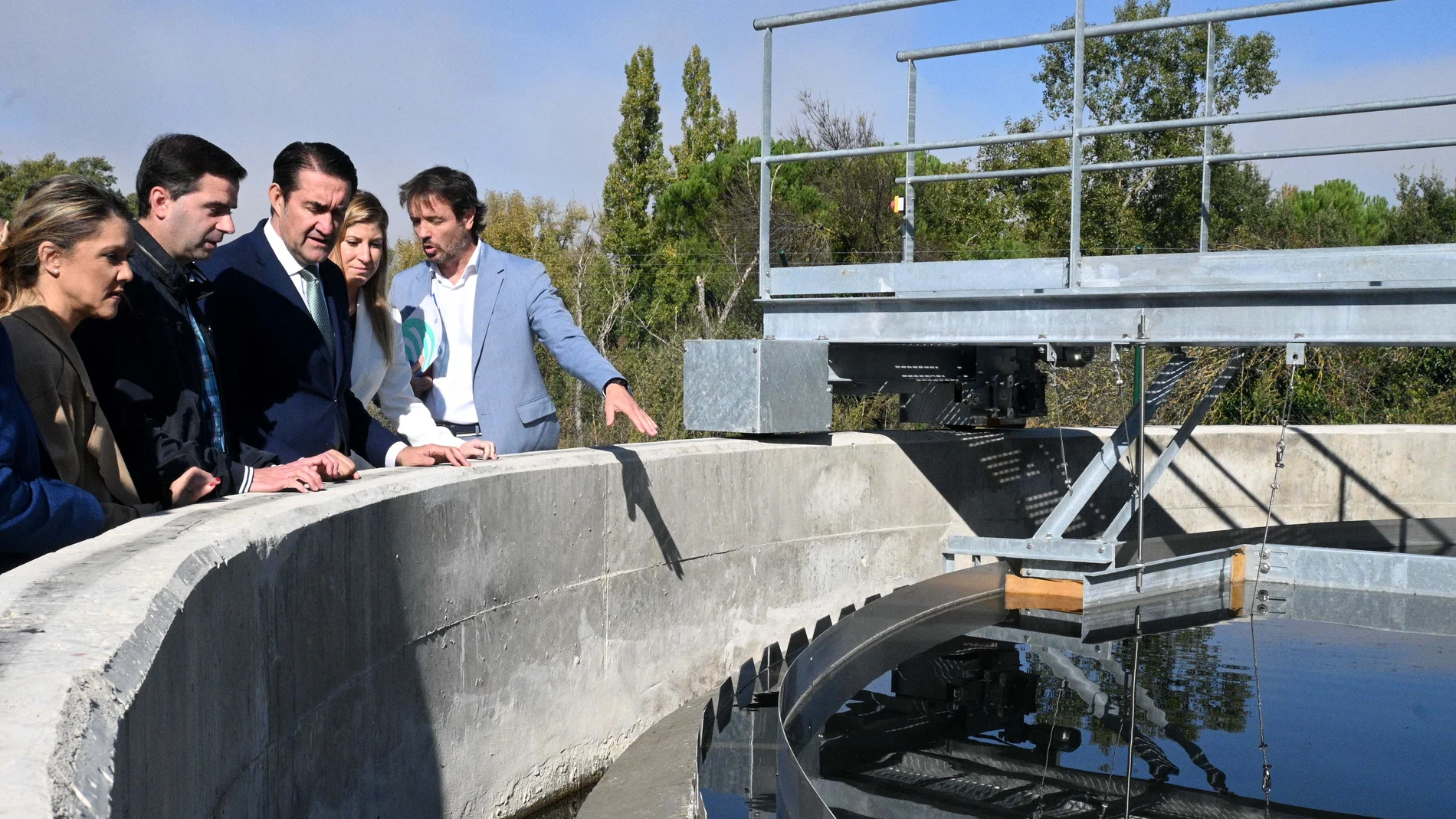 Suárez-Quiñones visita una depuradora de aguas residuales de Traspinedo (Valladolid)