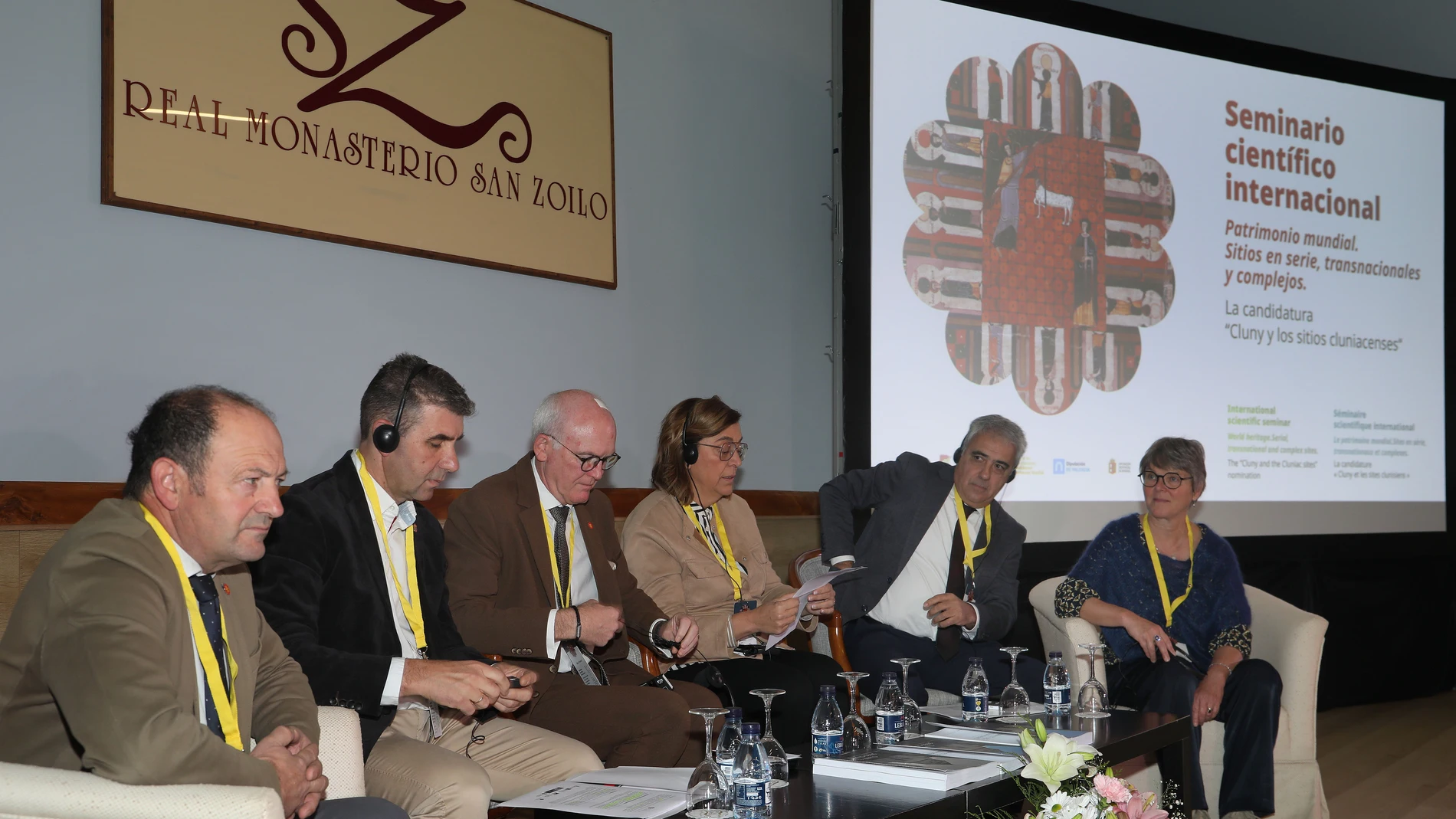 La presidenta de la Diputación de Palencia, Ángeles Armisén; el presidente del Departamento de Indra (Francia) y de la Federación Europea de Sitios Cluniacenses, Marc Fleuret; el director general de Patrimonio de la Junta, Juan Carlos Prieto; el presidente de Cluny Ibérica, Fernando Diez; y el alcalde de Carrión, Luis Miguel Medina,entre otros, inauguran el Seminario Científico Internacional Cluny