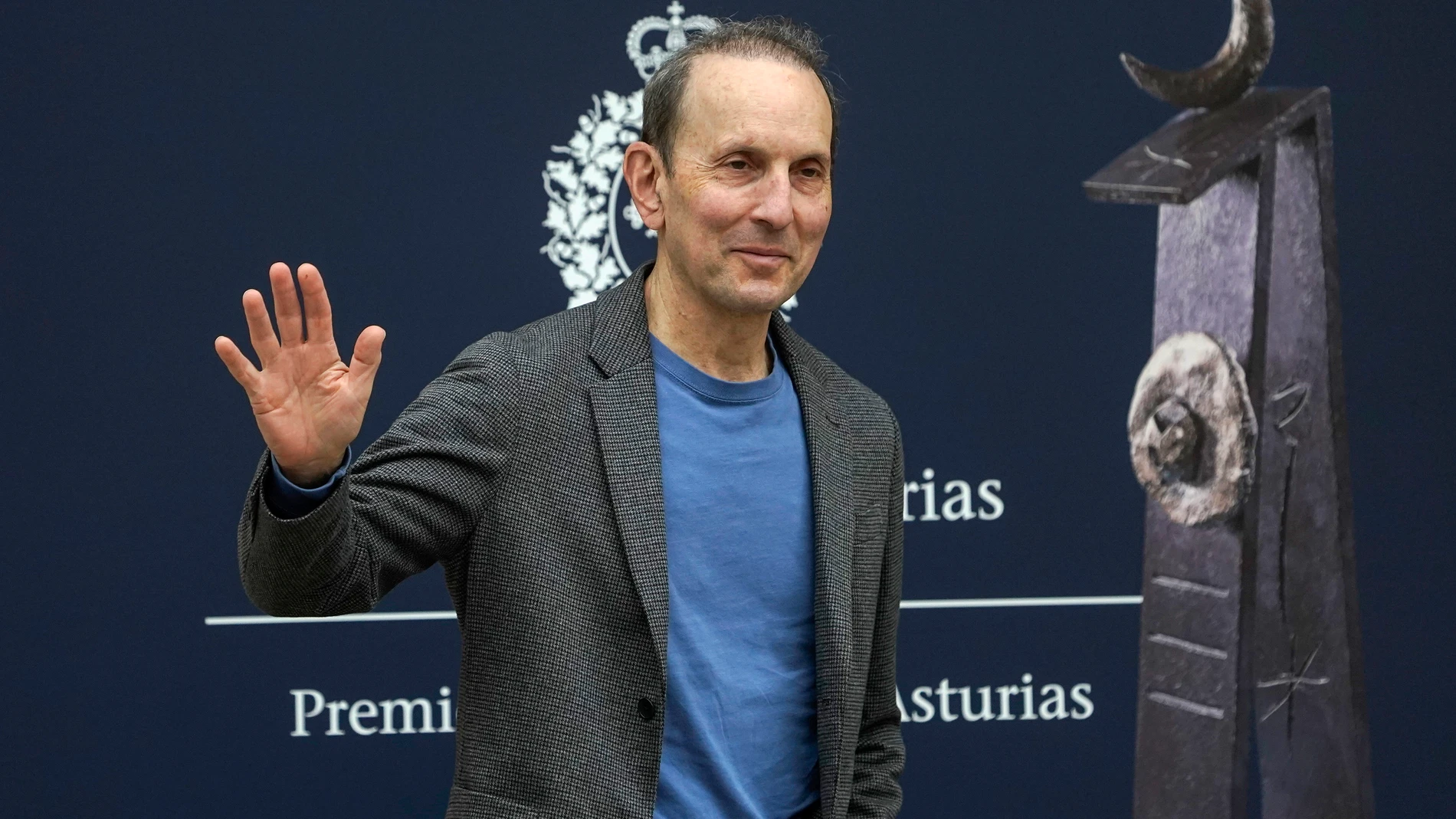 OVIEDO, 21/10/2024.- El endocrinólogo canadiense Daniel J. Drucker, Premio Princesa de Asturias de Investigación Científica y Técnica, posa a su llegada este lunes, al Hotel de la Reconquista de Oviedo. EFE/ Paco Paredes