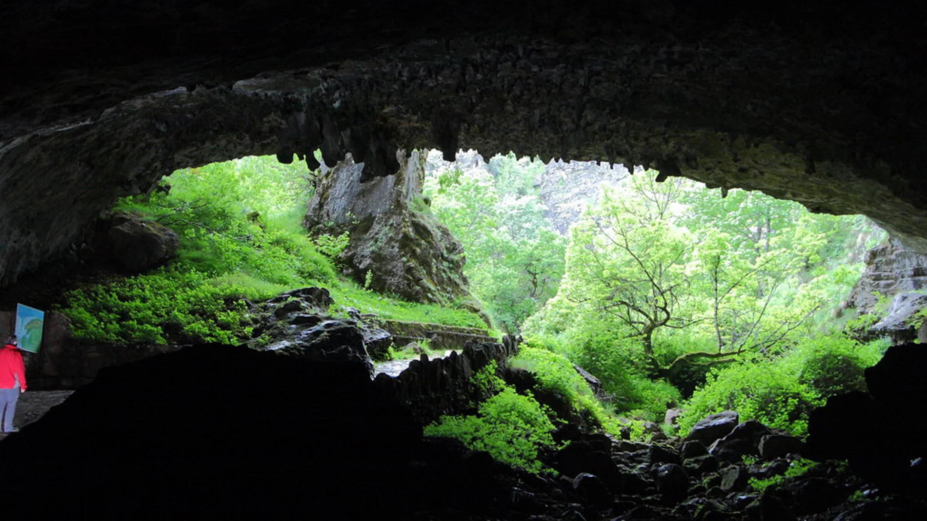 Salida al exterior de la Cueva de Valporquero